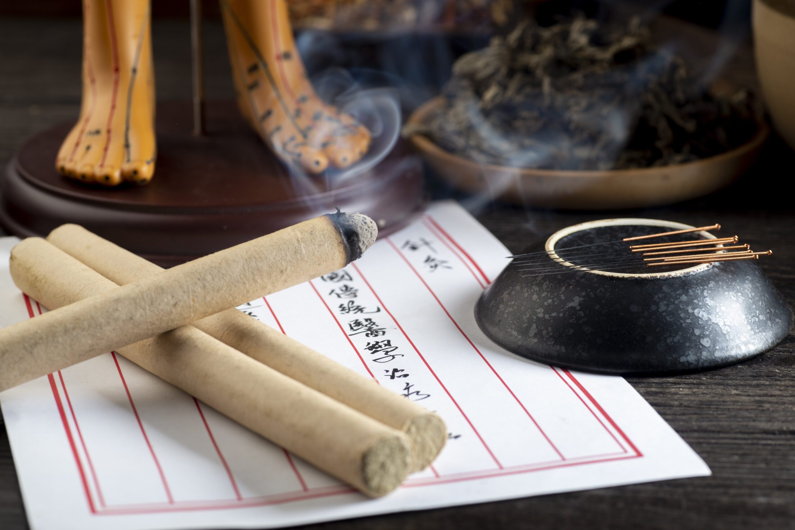 Background of moxibustion and Chinese herbal medicine.Chinese character translation:Acupuncture is a traditional Chinese medical method.